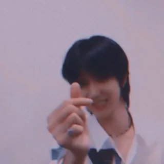 🐸 fa3bc92e persona, sorriso, gesto della mano, cuore con le dita, ritratto whatsapp sticker