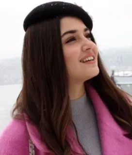 ☺️ 4d6e4fbc donna, ritratto, cappotto rosa, berretto, sorridente, inverno telegram sticker