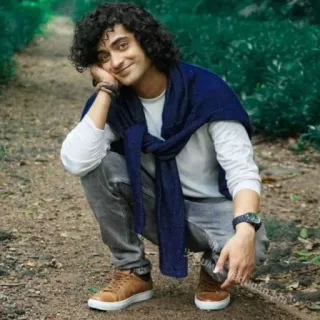 😊 b6af90ca uomo, ritratto, accovacciato, casual, all'aperto, capelli ricci, indiano telegram sticker