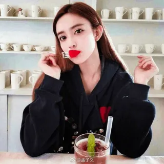 🍓 6f24424d 孟子义 wanita, potret, makanan, minuman, selebriti telegram sticker