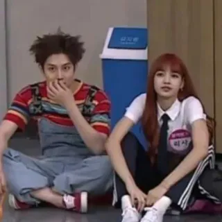 😂 feb0a191 리사 persone, seduto, celebrità, uniforme scolastica telegram sticker