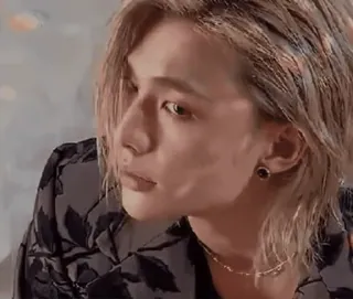 🤨 030ef1e4 pessoa, retrato, cabelo loiro, joias, estilo whatsapp sticker