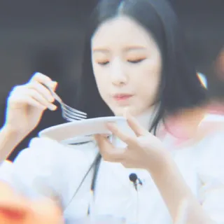 🐰 7acda228 orang, makan, kue, makanan, wanita telegram sticker