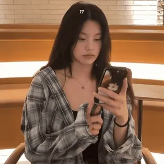 🪤 73614d89 77 femme, portable, fille, asiatique, intérieur whatsapp sticker