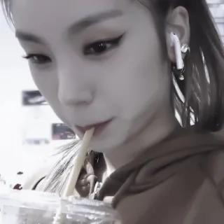 🗞 e39638d9 여자, 음료, 아이스 커피, 캐주얼, 헤드폰, 인물 사진 telegram sticker