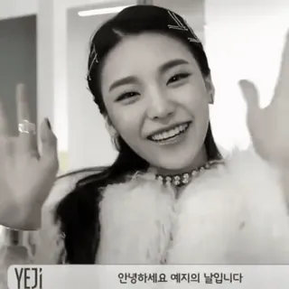 🐻 9ce949c0 Yeji 안녕하세요 예지의 날 입니다 kpop, yeji, itzy, thần tượng, chào, trắng đen, hàn quốc telegram sticker