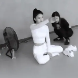 🐻 d81fac4f phụ nữ, ngồi, trong nhà, phong cách sống, thang độ xám telegram sticker