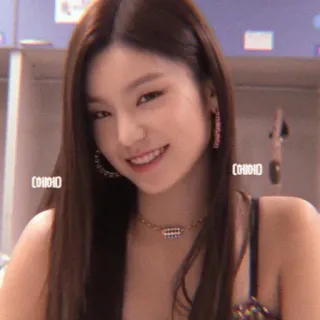 🍬 33d86145 femme, personne, kpop, visage, portrait, sourire, Yeji telegram sticker