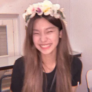 🍬 a046528f femme, couronne de fleurs, souriant, portrait, jolie, joyeuse telegram sticker