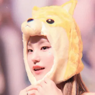 🍬 ac6efb70 femme, portrait, chapeau, jaune, kpop, féminin, mignon telegram sticker