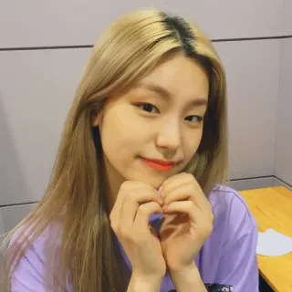 💜 77184cde женщина, блондинка, сердце, k-pop, милый, улыбка telegram sticker