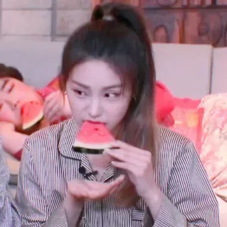 🌸 4eece904 女人, 吃, 西瓜, 女孩, 条纹衬衫, 肖像 telegram sticker