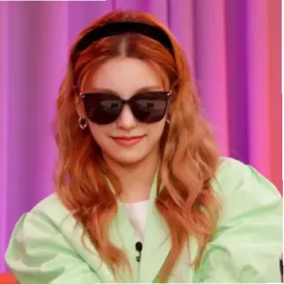 😎 0bdfb478 женщина, солнцезащитные очки, портрет, повязка на голову, рыжие волосы, зеленая куртка whatsapp sticker