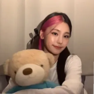 🤗 9af1bd0c женщина, кореянка, айдол, розовые волосы, плюшевый мишка, улыбка whatsapp sticker