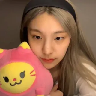 😊 9db11e27 женщина, селфи, розовый, кошка, ободок, плюшевая игрушка, портрет, красота whatsapp sticker