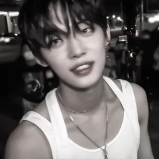 🛍️ 75495e05 persoon, jonge man, ketting, hemdje, grijstinten, portret whatsapp sticker