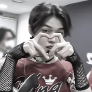 🛍️ d49b2bbe king kpop, hart, aziatisch, visnet, mode whatsapp sticker