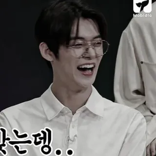 🍗 65bb698f 가는뎅.. คน, ผู้ชาย, แว่นตา, ยิ้ม, เกาหลี, มีความสุข telegram sticker