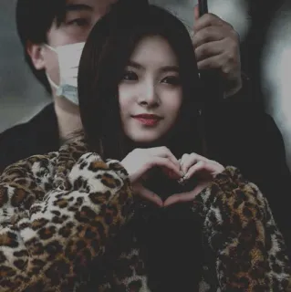 💎 4190c453 donna, cuore, gesto, stampa leopardata, amore, persona, asiatica telegram sticker