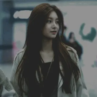 💎 cdeab09a donna, persona, capelli lunghi, cappotto, interno, aeroporto telegram sticker