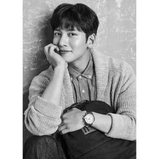 ☺️ 26097f52 ผู้ชาย, ภาพเหมือน, ขาวดำ, นักแสดง, เสื้อสเวตเตอร์, ลำลอง, เกาหลี, หล่อ telegram sticker