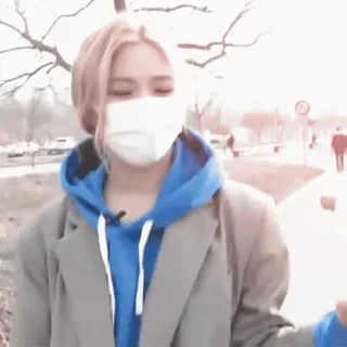 ⛑ a29dbf8f 여자, 마스크, 거리, 재킷, 야외 telegram sticker