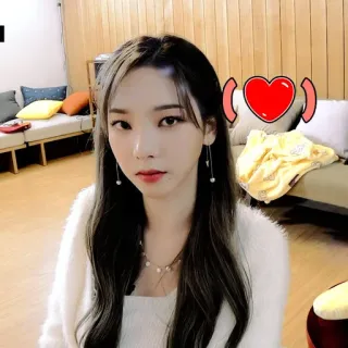 🎞 8cce7117 wanita, hati, anting, kalung, potret telegram sticker