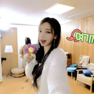 🎞 ce263ae3 여기에 wanita, bunga, mikrofon, korea, dalam ruangan telegram sticker