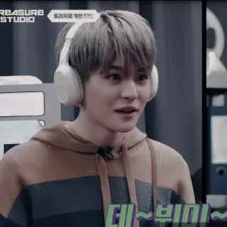 🐯 2088d4d8 데~뷔미~ kpop, música, idol, auriculares whatsapp sticker