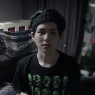 🐯 454286a8 persona, hombre, retrato, interior, gorro, camiseta whatsapp sticker