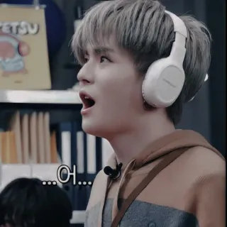 🐯 7c472a1c …어… coreano, hombre, auriculares, impactado, sorprendido, retrato whatsapp sticker