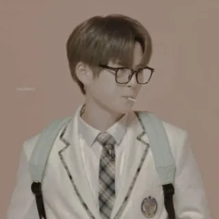 🐯 bc12ae0f persona, gafas, piruleta, uniforme, mochila whatsapp sticker