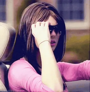 🩰 af153c31 여자, 선글라스, 운전, 차, 분홍색 셔츠, 갈색 머리 telegram sticker