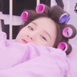 🥰 077bc882 femme, bigoudis, chambre, lit, repos, maquillage, beauté, portrait whatsapp sticker