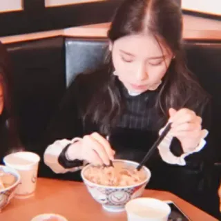 🍜 71956659 femme, manger, baguettes, nourriture, restaurant, repas, dîner whatsapp sticker