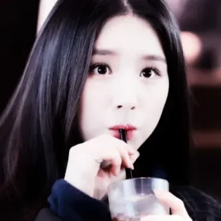 🤪 84096cd2 femme, boire, boisson glacée, personne, portrait, cheveux noirs, jolie, intérieur whatsapp sticker