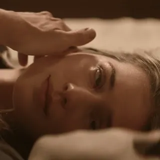 ❤️ 5ee44bc9 mulher, retrato, rosto, mão, pessoa, deitado/a telegram sticker