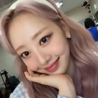 ✨ 4297868b wanita, korea, tersenyum, selfie, rambut pink, kecantikan, potret whatsapp sticker