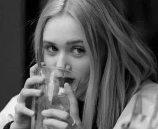 ✨ 5312d9f6 여자, 마시는, 유리, 인물 사진, 금발, 사람 telegram sticker