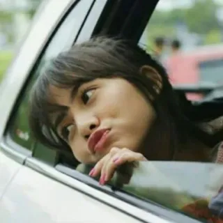 🐄 e93dce58 femme, voiture, fenêtre, portrait, boudeuse, ennuyée whatsapp sticker