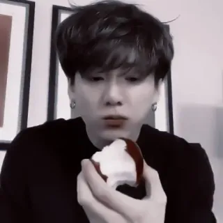 💀 01b62b28 personne, manger, pomme, intérieur telegram sticker