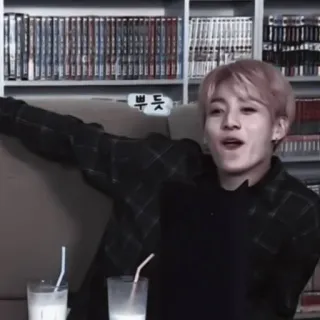 ⚖️ 1a953729 뿌듯 personne, intérieur, meubles, bibliothèque, coréen, boisson telegram sticker