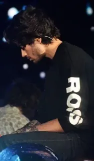 😔 755ec03e ROSS pria, laki-laki, kemeja hitam, Ross, penyanyi, artis, penampil telegram sticker