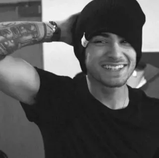 〰 7e20f5fd Zayn Malik pria, potret, penyanyi, senyum, selebriti, hitam putih telegram sticker