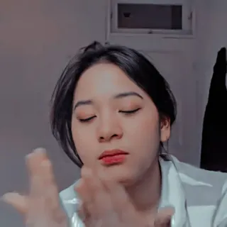 🦖 c43bf371 femme, personne, yeux fermés, portrait, intérieur telegram sticker