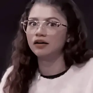 🏐 2f94efb6 Zendaya actrice, célébrité, personne, femme, lunettes telegram sticker