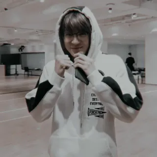 🏹 bc3c2405 EVE
DES
EVERY
PUNCHING เสื้อมีฮู้ด, คน, ภาพเหมือน, ลำลอง, แว่นตา, ในร่ม telegram sticker