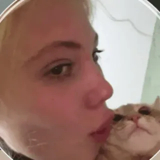 😽 2fe23fca vrouw, kat, huisdier, dier, selfie, blond, portret telegram sticker