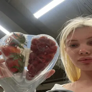 🤍 3fed481d aardbei, fruit, eten, blond, vrouw, shoppen telegram sticker