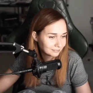 🤲 02fb1e5d 女性, マイク, 椅子, ポートレート, 人, 屋内, 赤毛, 大人 telegram sticker